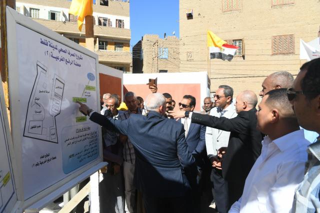 محافظ قنا يفتتح محطة رفع الصرف الصحى الفرعية بقفط