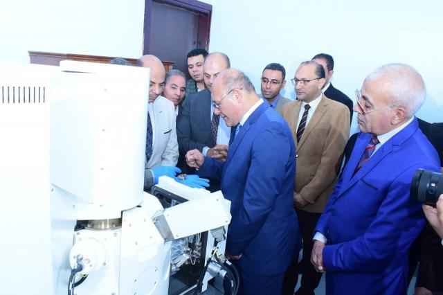النعماني يفتتح وحدة الميكروسكوب الإلكتروني