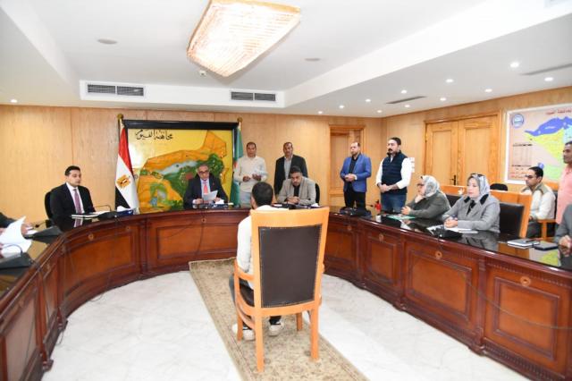 محافظ الفيوم يبحث مشاكل المواطنين