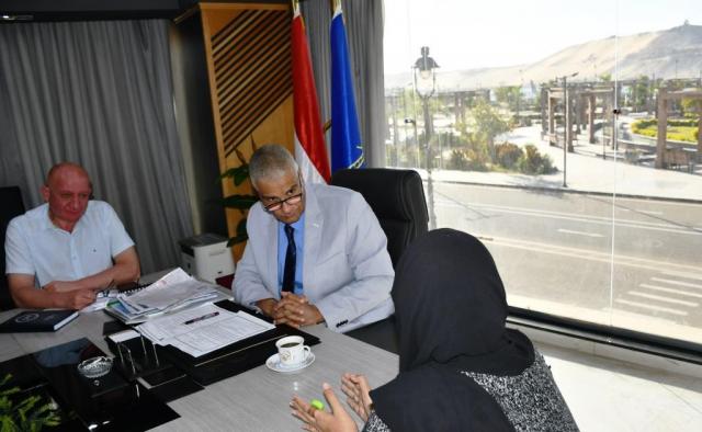 محافظ أسوان يبحث شكاوى المواطنين