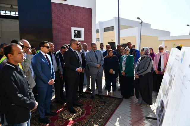 محافظ الفيوم يفتتح محطة صرف صحي دفنو
