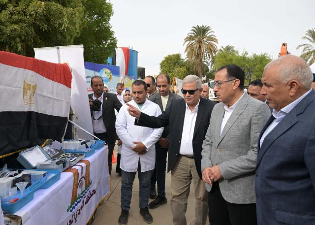 رئيس الوزراء يتفقد اصطفاف المعدات الخاصة