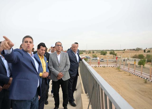 رئيس الوزراء يتفقد المدينة الشبابية بالخارجة