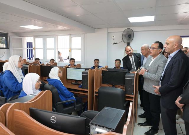 رئيس الوزراء يتفقد "مدرسة WE للتكنولوجيا التطبيقية