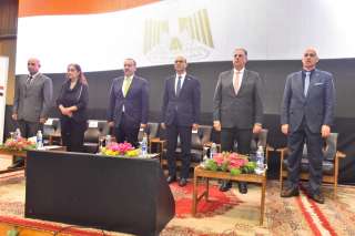محافظ أسيوط ورئيس الجامعة يشهدان...