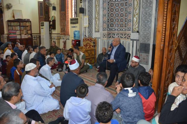 محافظ الوادي الجديد يلتقي مع المواطنين