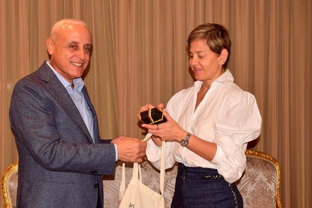 السيدة الأولى بكولومبيا تغادر الأقصر.