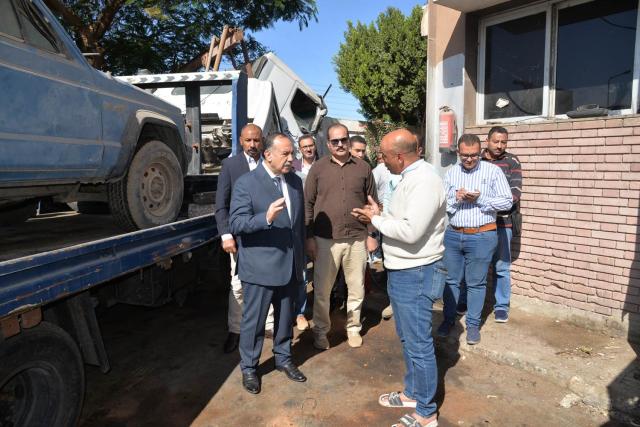 محافظ أسيوط يتفقد شركة إصلاح السيارت