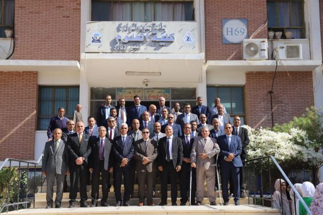 رئيس جامعة جنوب الوادي يفتتح عدد من المشروعات