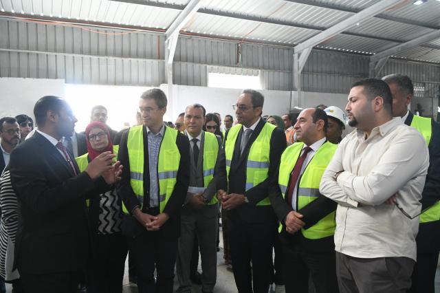جولة محافظ قنا والمدير الإقليمي للبنك الدولي