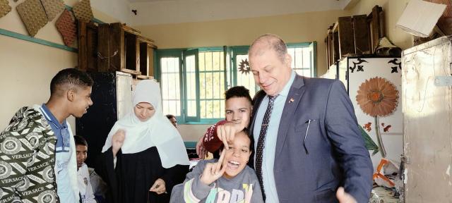 جولة مفاجئة لـ” وكيل تعليم قنا”بمدرسة التربية الفك