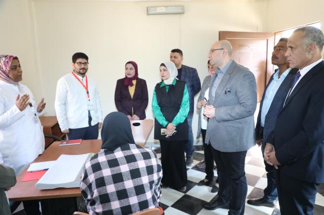 محافظ بني سويف يتفقد الوحدة الصحية بشريف باشا
