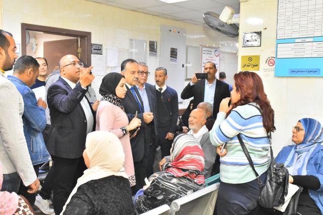 محافظ أسيوط يفاجئ العاملين بعيادة التأمين الصحي