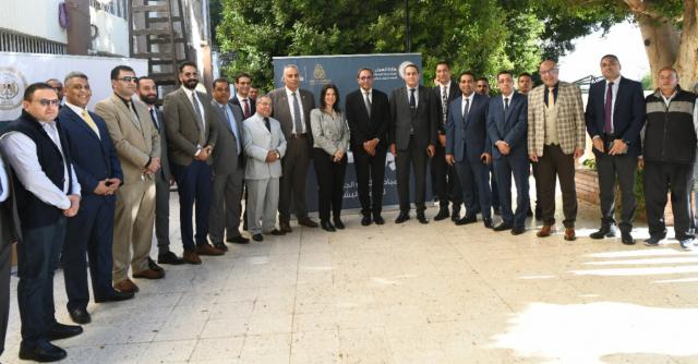 محافظ قنا يتفقد القافلة الطبية