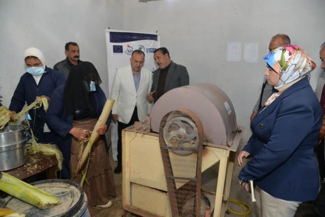 محافظ أسيوط يتفقد مشروع تدوير مخلفات أشجار الموز