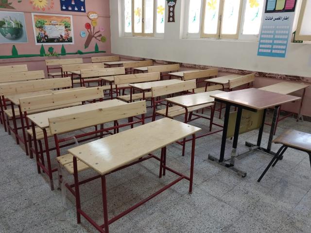 تسليم المقاعد المدرسية