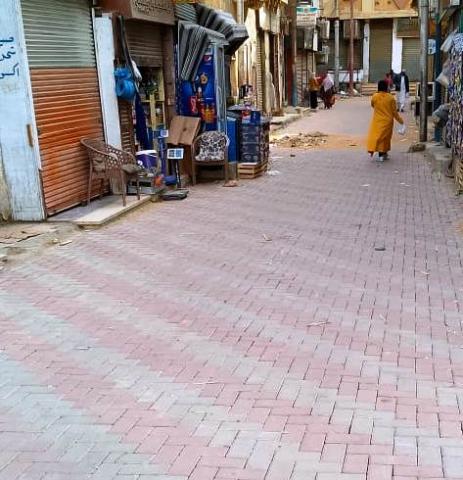تنفيذ خطة الرصف وتركيب بلاطات الإنترلوك بشارع المدارس بمدينة أسوان