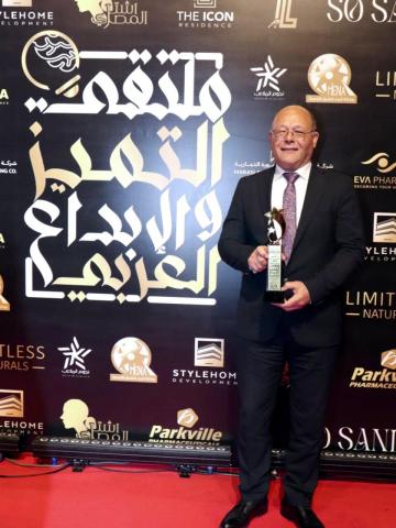رئيس جامعة سوهاج يحصد جائزة التميز