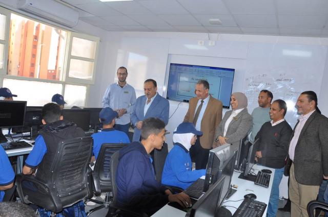 محافظ أسيوط يتفقد مدرسة WE للتكنولوجيا التطبيقية
