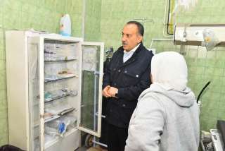 محافظ أسيوط يطمئن على تقديم...