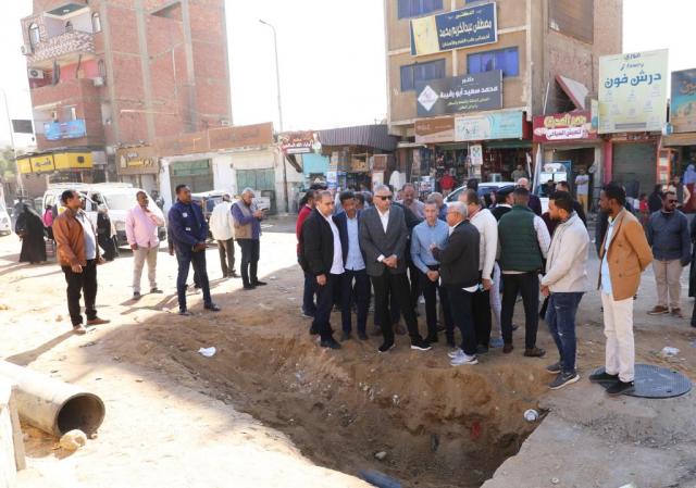 محافظ أسوان يتفقد أعمال الرصف والتطوير