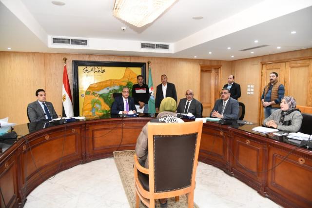 محافظ الفيوم مع المواطنين