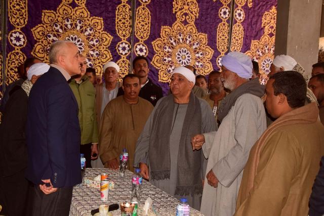 لقاء محافظ الأقصر مع أهالي قرية الملاحة