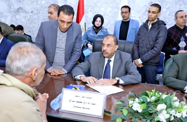 محافظ سوهاج يبحث مشاكل المواطنين