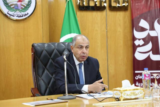 محافظ المنيا خلال الاجتماع