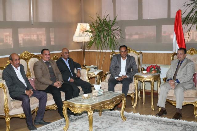رئيس جامعة جنوب الوادي يلتقي أعضاء اللجنة النقابية