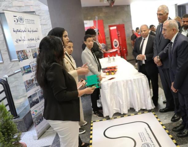 محافظ أسوان يتفقد أقسام فرع الأكاديمية العربية