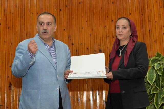 تكريم معلمة ومديرة مدرسة