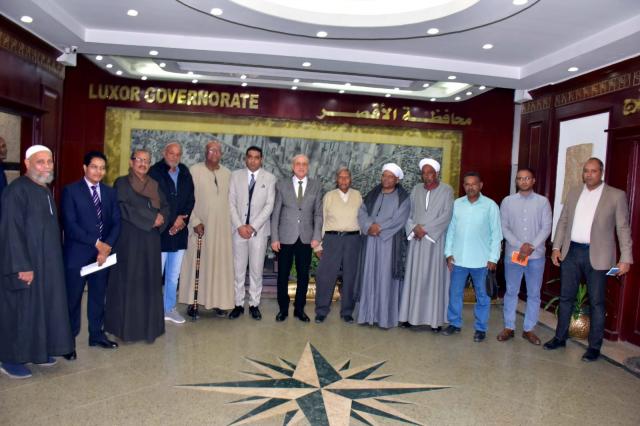 محافظ الأقصر يلتقى مع وفد من أهالى البياضية