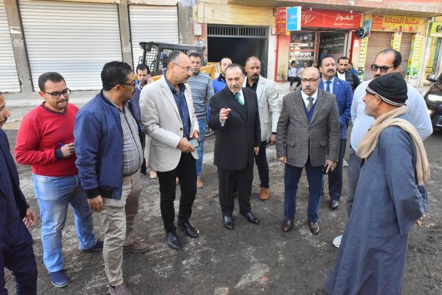 محافظ أسيوط يتفقد أعمال الرصف