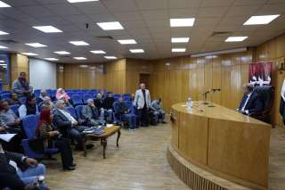 محافظ المنيا يبحث نتائج مشروعات...