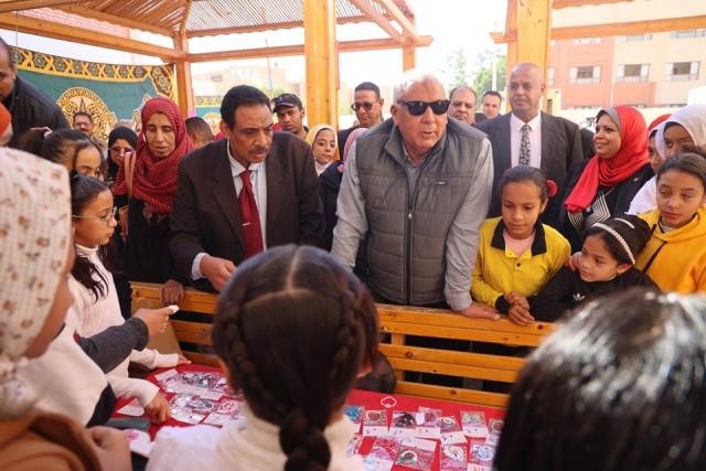 محافظ الوادي الجديد يتفقّد مدرسة الزهور