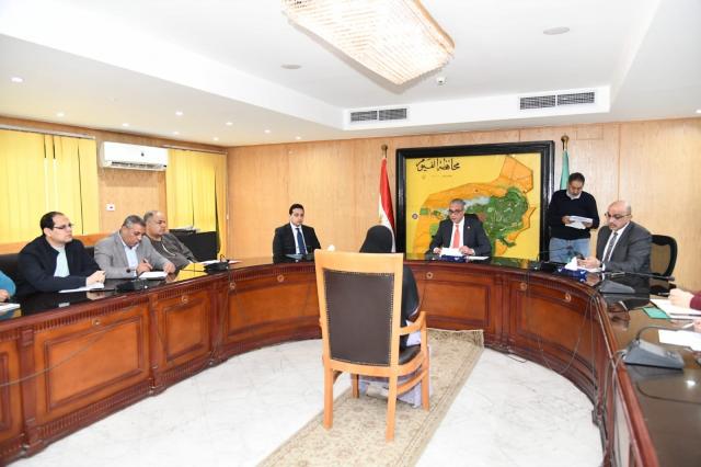 محافظ الفيوم يبحث مشاكل المواطنين