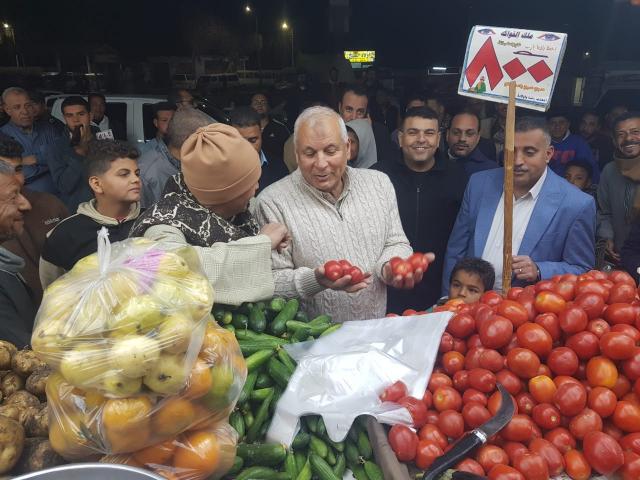 محافظ الوادي الجديد يتفقّد الأسواق بمدينة الخارجة