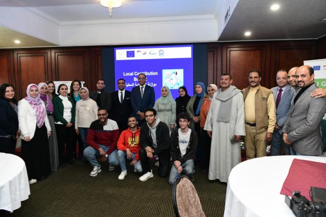 محافظ قنا يشارك في ورشة عمل البرنامج الوطني