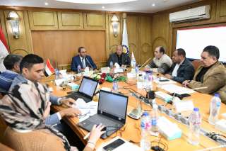 محافظ قنا يترأس اجتماعًا لمراجعة...