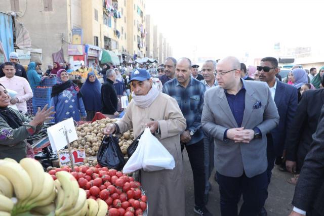 محافظ بني سويف يتفقد سوق "اليوم الواجد"