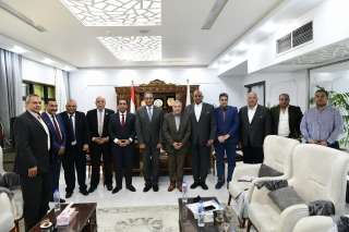 محافظ قنا يناقش مع وفد...