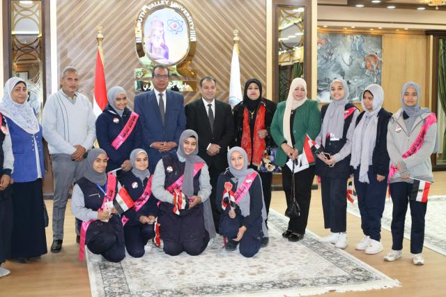 رئيس الجامعة يستقبل وفد طالبات مدرسة الثانوية بنات