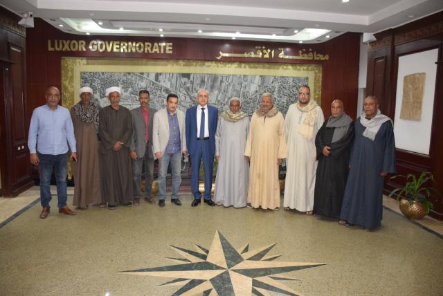 محافظ الأقصر يستقبل أهالى نجع عبادى بالكرنك