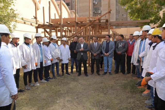 محافظ أسيوط يتفقد ورش مدرسة الثانوية الميكانيكية