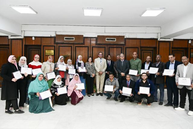 محافظ قنا والمكرمون
