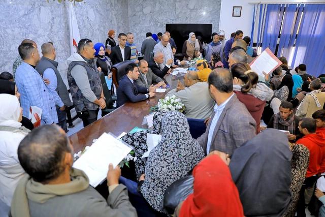 محافظ سوهاج يبحث مشاكل المواطنين
