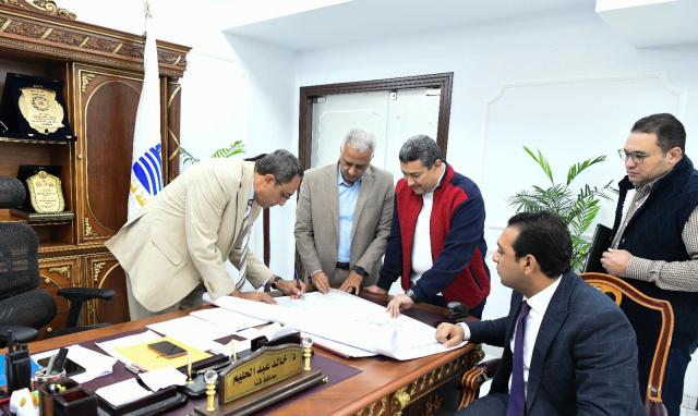 محافظ قنا يعتمد تعديلات المخططات الاستراتيجية