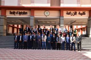 رئيس جامعة الوادى الجديد يجتمع...
