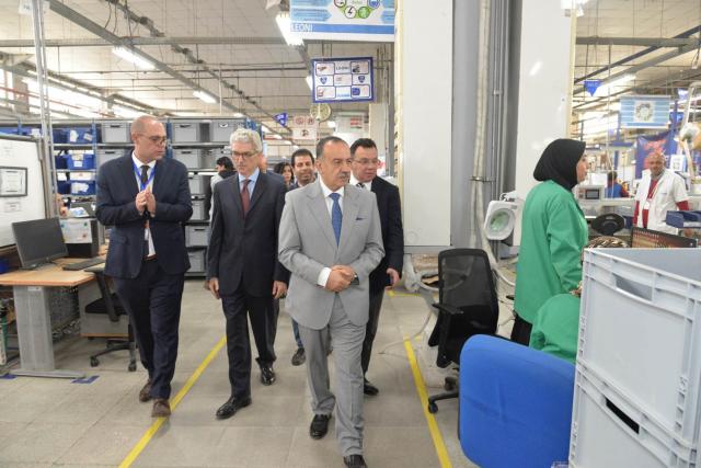 جولة محافظ أسيوط ووفد مستشاري التجارة
